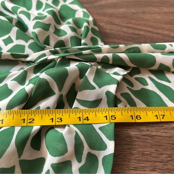 NWOT Dynamite Raglan Tie Wrap Blouse Beige/White Funky Bell Sleeve Size XS - Picture 10 of 10